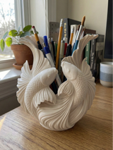 Suport de pixuri pește Koi, sculptură printată 3D din PLA - Organizator elegant pentru birou