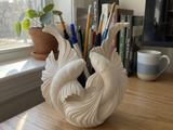 Suport de pixuri pește Koi, sculptură printată 3D din PLA - Organizator elegant pentru birou