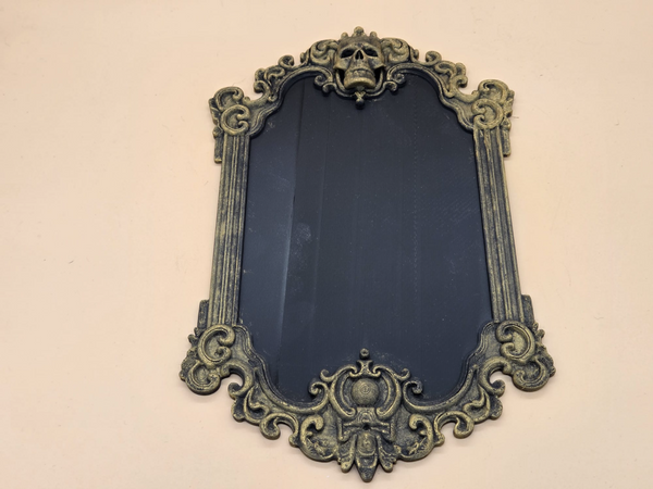 Elegant Gothic Skull Frame - Handcrafted with PLA