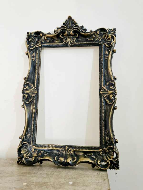 Elegant Gothic Picture Frame - Handcrafted with PLA Material
